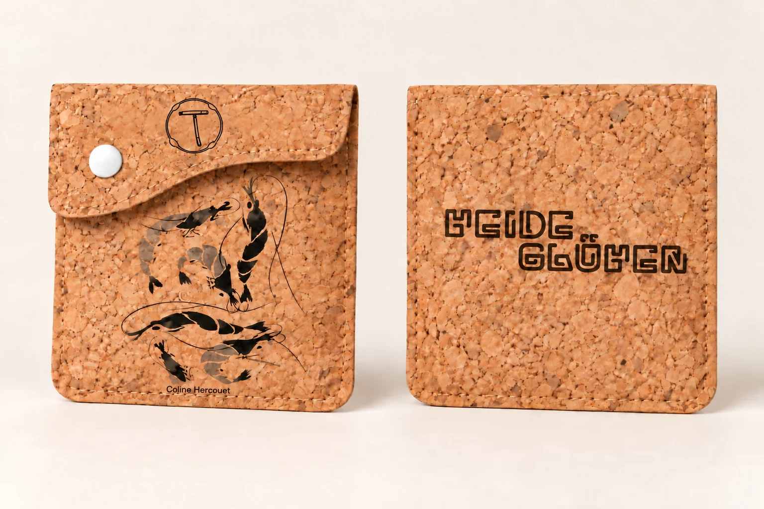 03 · Freie Tintenbewegung vorne, Heideglühen-Logo hinten auf Kork