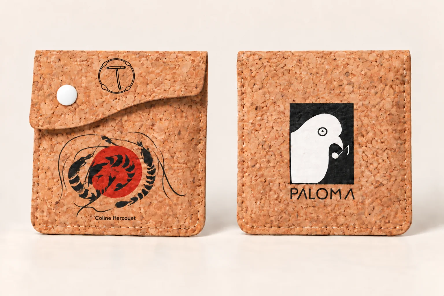 02 · Kreisende Krustentiere vorne, Paloma-Logo hinten auf Kork