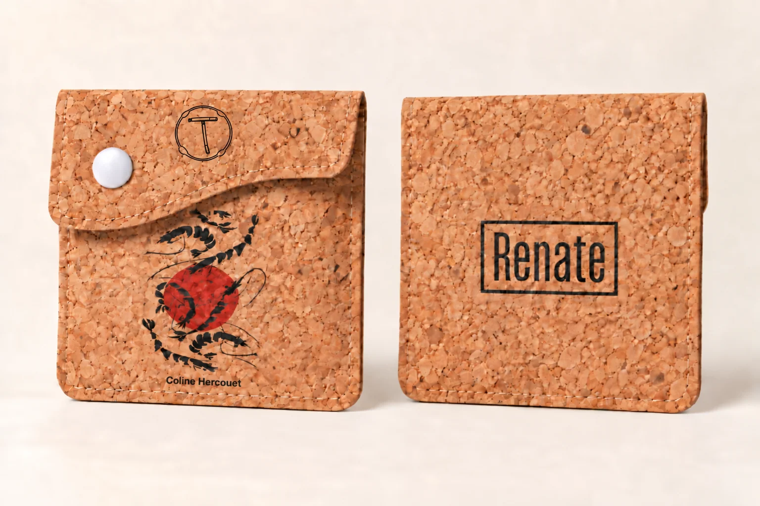 01 · Krustentiere und roter Kreis vorne, Renate-Logo hinten auf Kork
