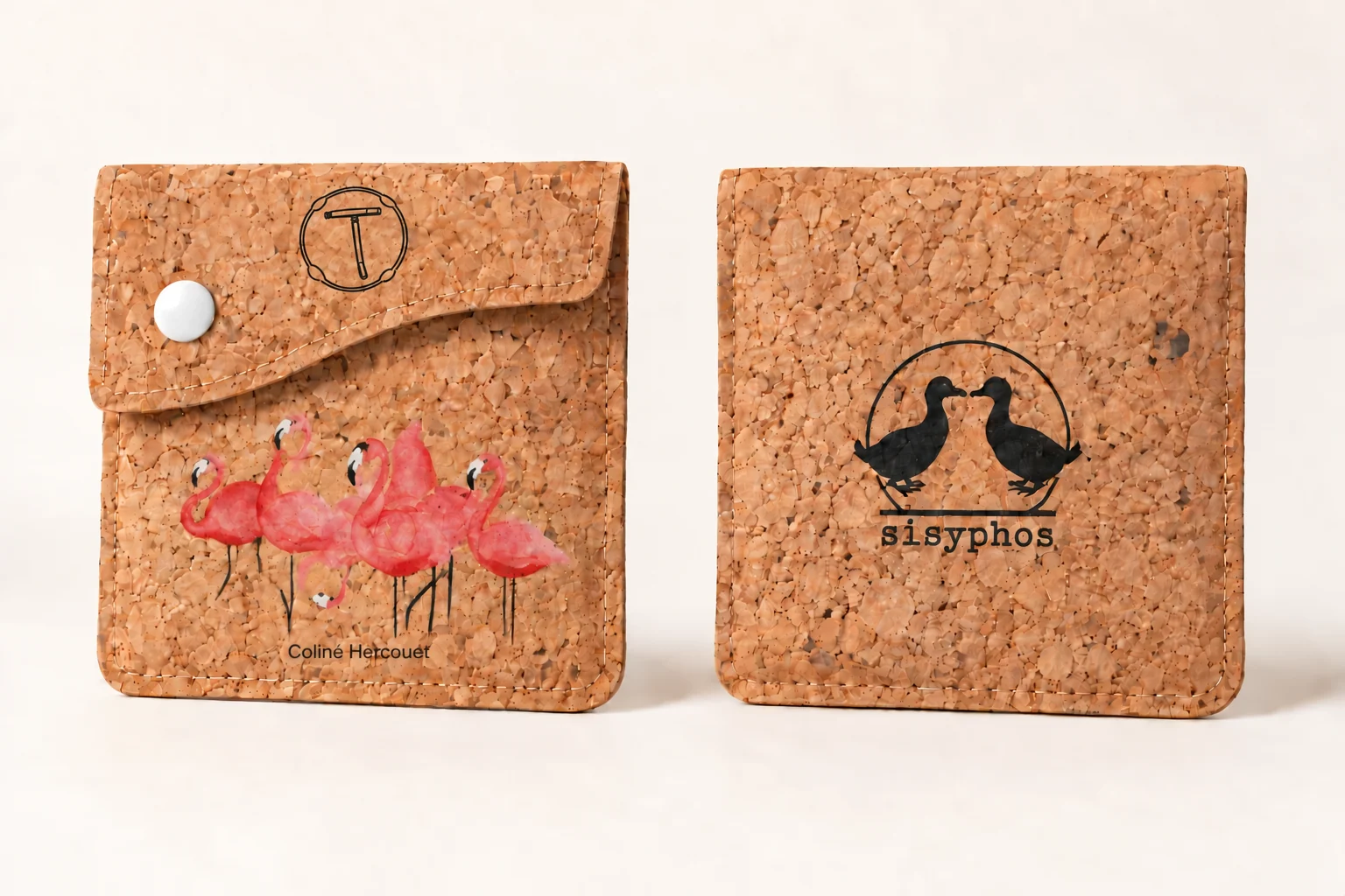 05 · Flamingo-Gruppe vorne, Sisyphos-Logo hinten auf Kork